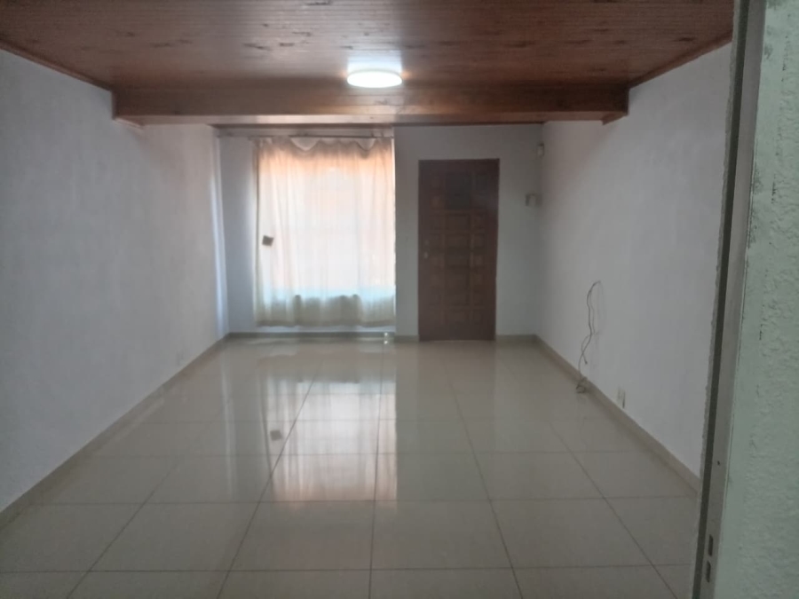 To Let 2 Bedroom Property for Rent in Glenanda Gauteng