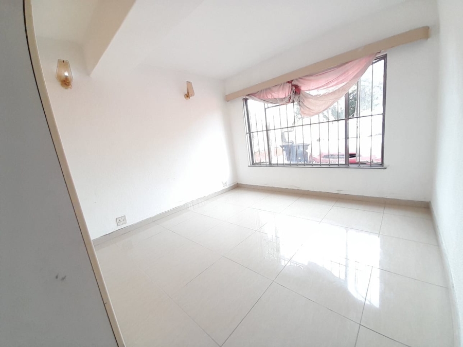 To Let 2 Bedroom Property for Rent in Glenanda Gauteng