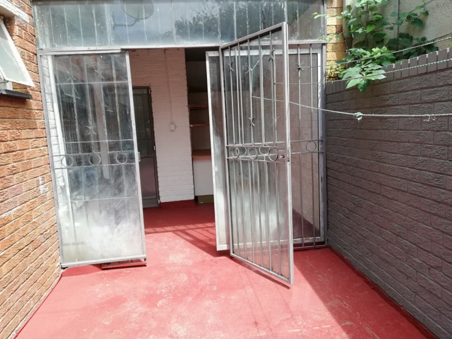 To Let 2 Bedroom Property for Rent in Glenanda Gauteng
