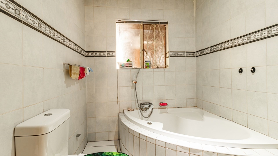 6 Bedroom Property for Sale in Comptonville Gauteng