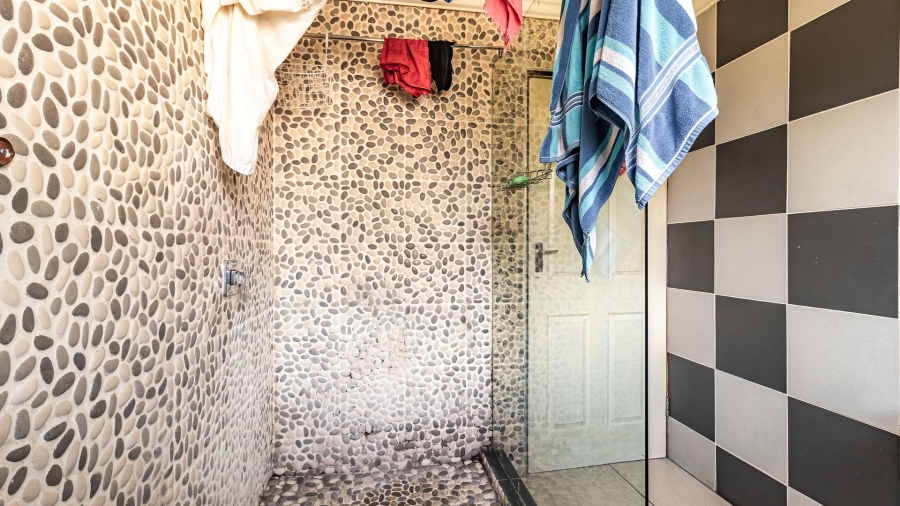 6 Bedroom Property for Sale in Comptonville Gauteng