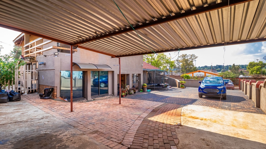 6 Bedroom Property for Sale in Comptonville Gauteng