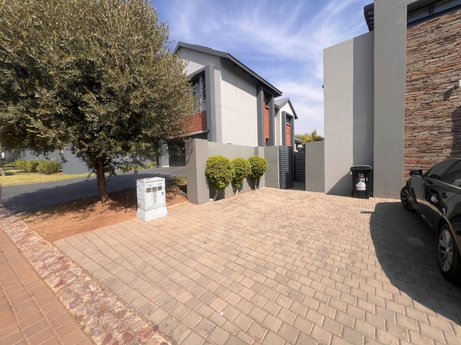  Bedroom Property for Sale in Waterfall Country Estate Gauteng