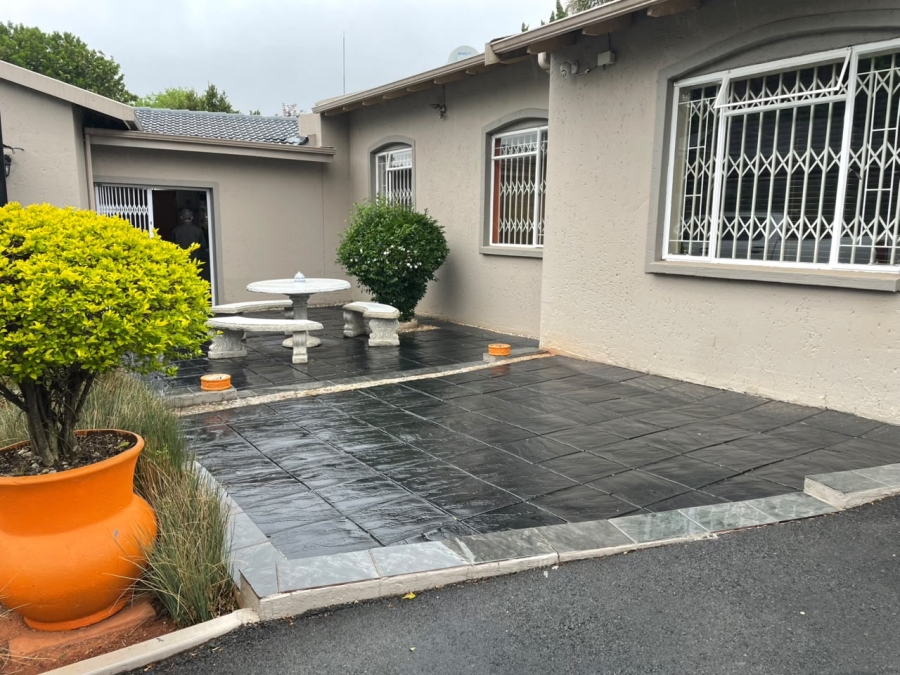3 Bedroom Property for Sale in Wilro Park Gauteng