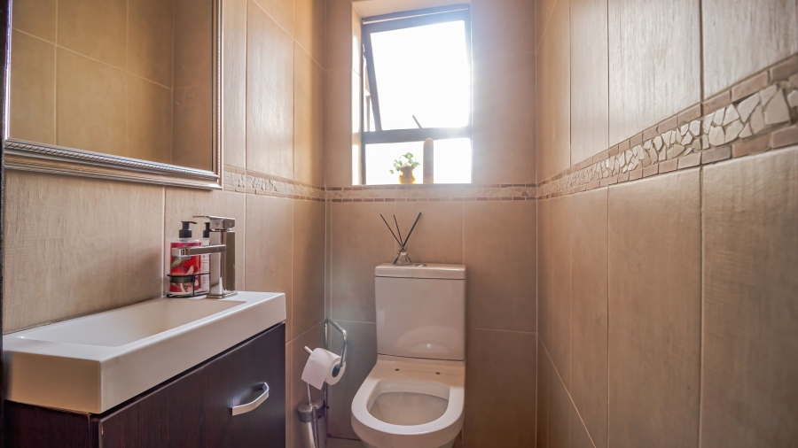 To Let 5 Bedroom Property for Rent in Alveda Gauteng