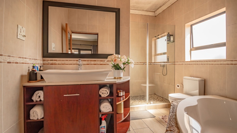 To Let 5 Bedroom Property for Rent in Alveda Gauteng