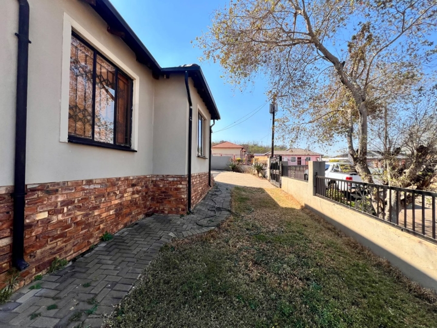 3 Bedroom Property for Sale in Lotus Gardens Gauteng