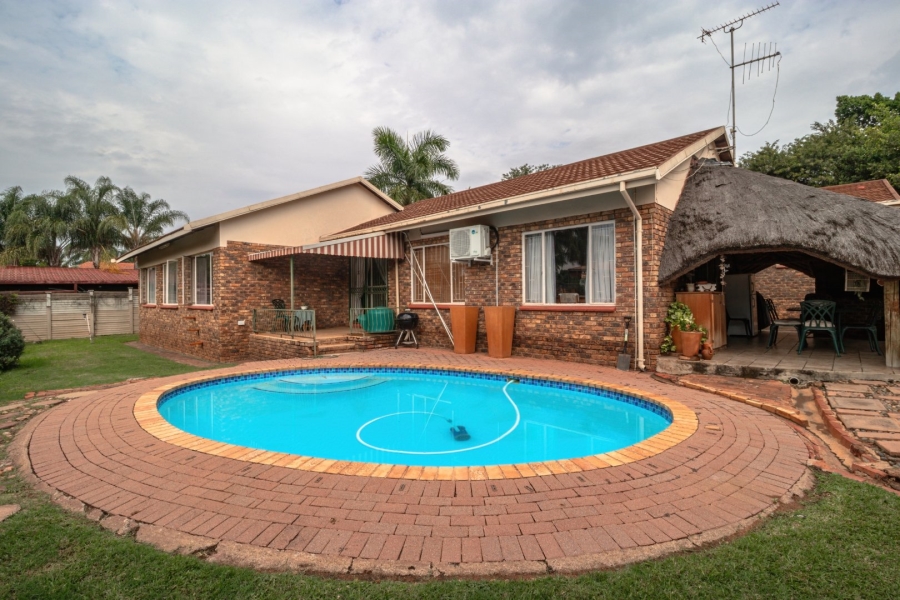 6 Bedroom Property for Sale in Theresa Park Gauteng