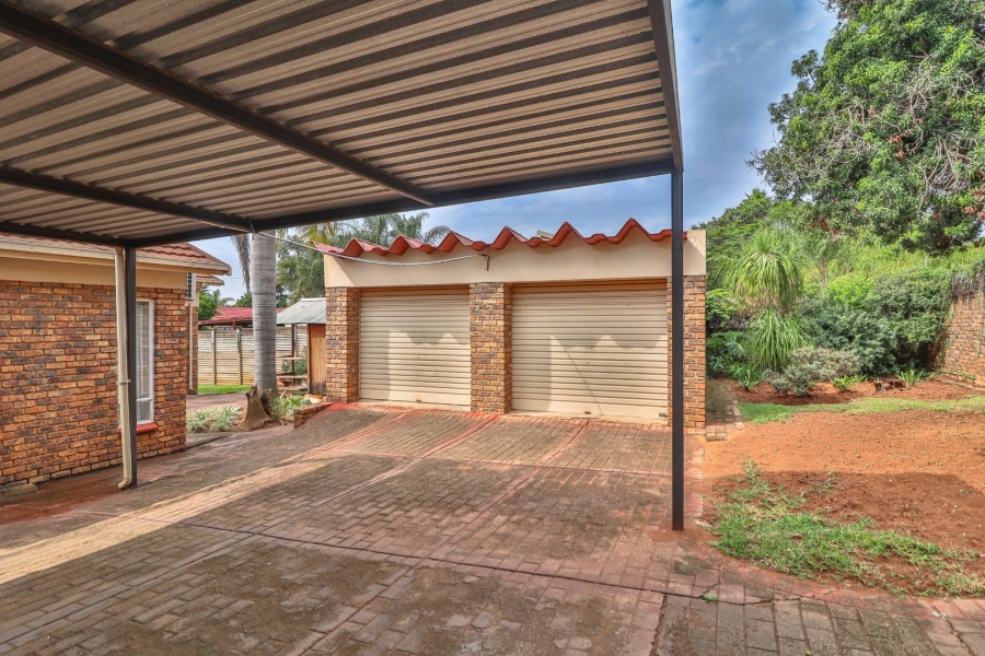 6 Bedroom Property for Sale in Theresa Park Gauteng