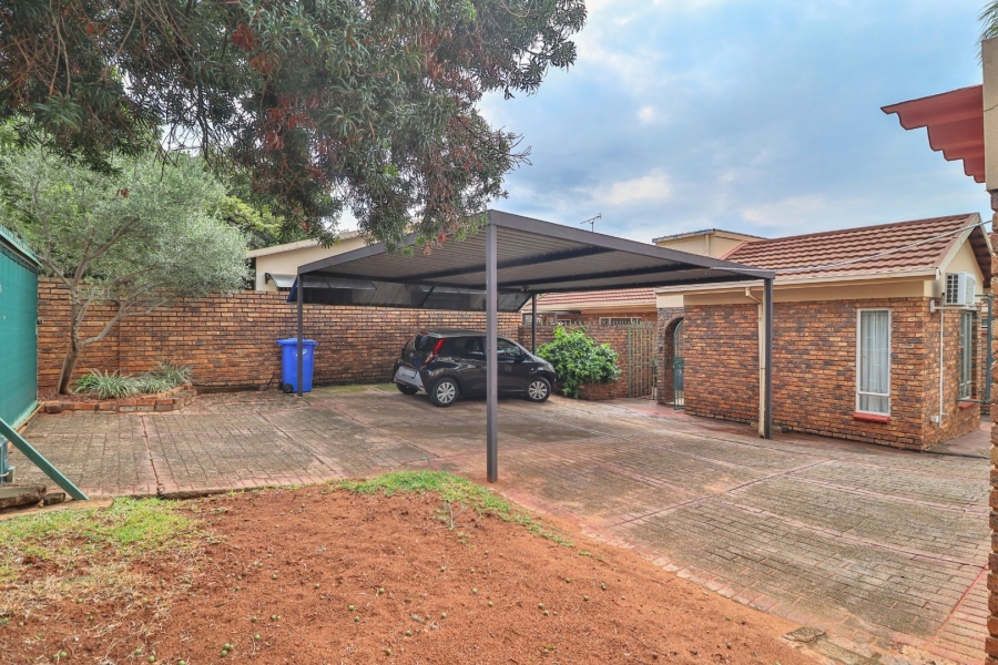6 Bedroom Property for Sale in Theresa Park Gauteng