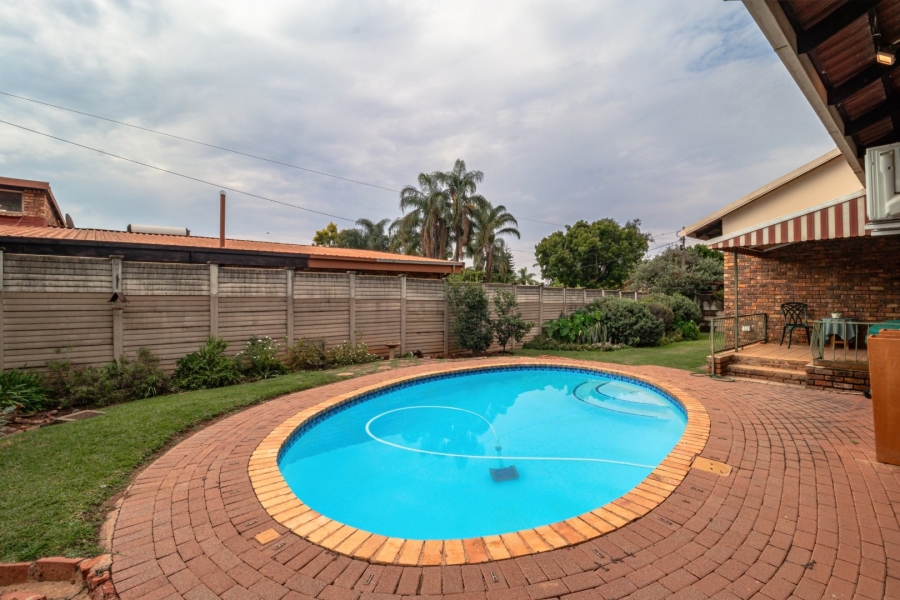 6 Bedroom Property for Sale in Theresa Park Gauteng