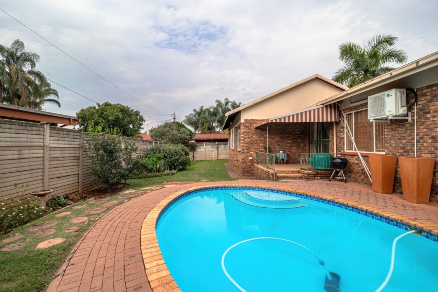 6 Bedroom Property for Sale in Theresa Park Gauteng