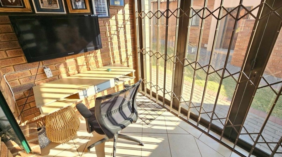 2 Bedroom Property for Sale in Monavoni Gauteng