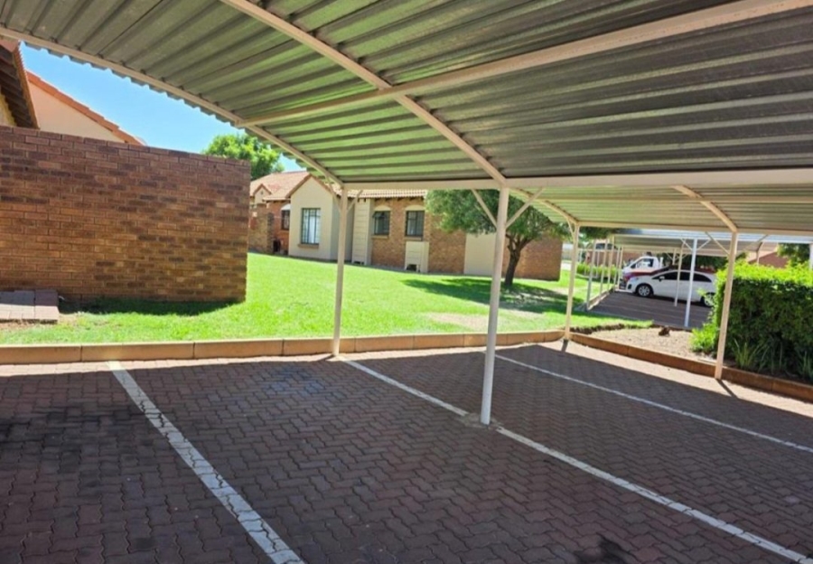 2 Bedroom Property for Sale in Monavoni Gauteng