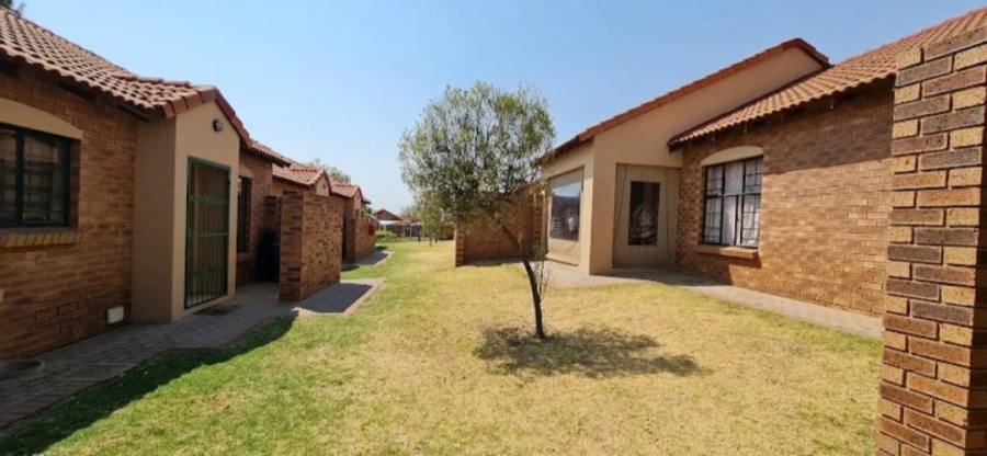 2 Bedroom Property for Sale in Monavoni Gauteng