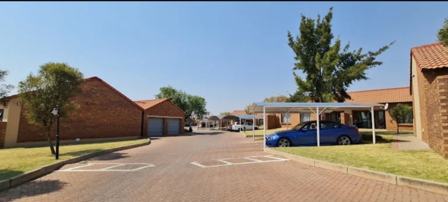 2 Bedroom Property for Sale in Monavoni Gauteng