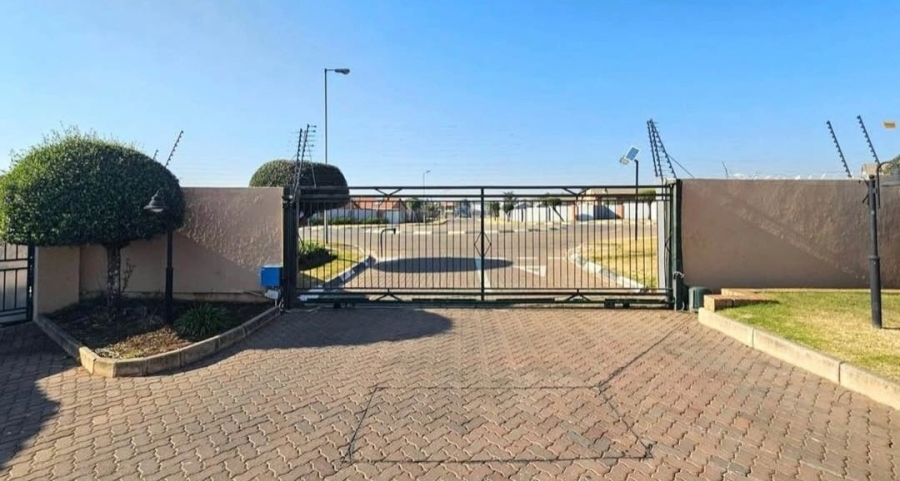 2 Bedroom Property for Sale in Monavoni Gauteng