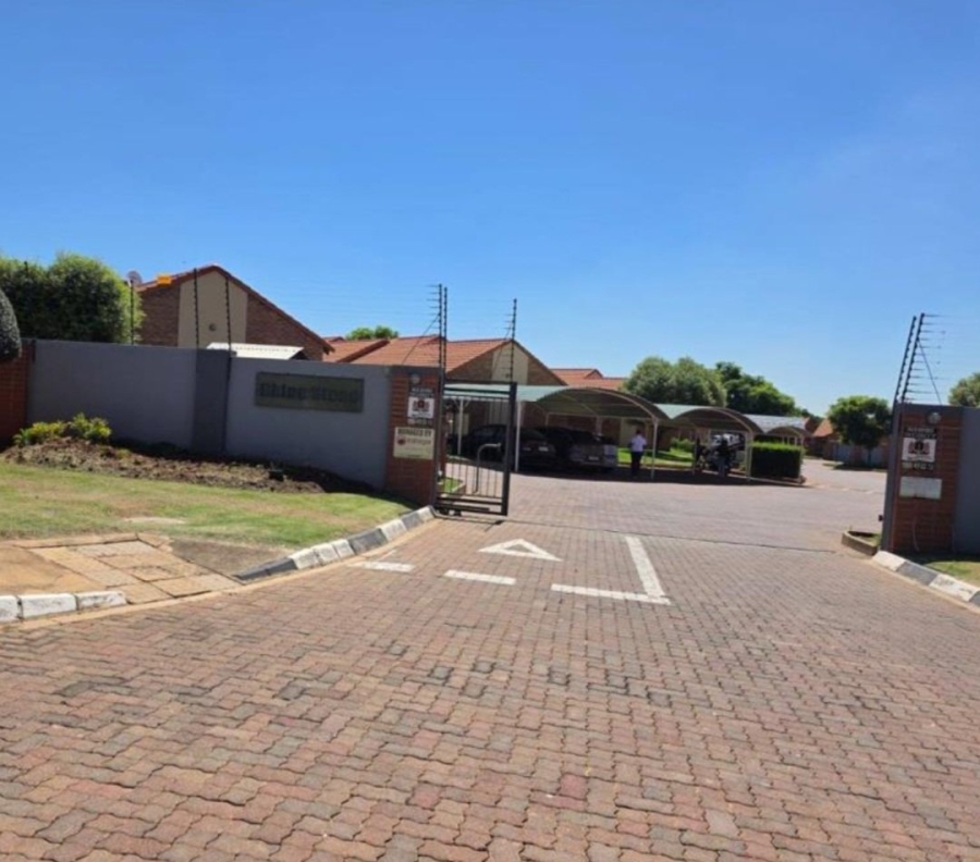 2 Bedroom Property for Sale in Monavoni Gauteng