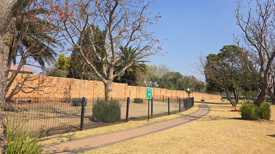 To Let 1 Bedroom Property for Rent in Crowthorne AH Gauteng