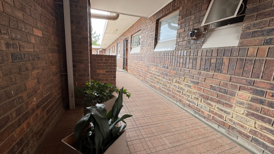 2 Bedroom Property for Sale in Three Rivers Proper Gauteng
