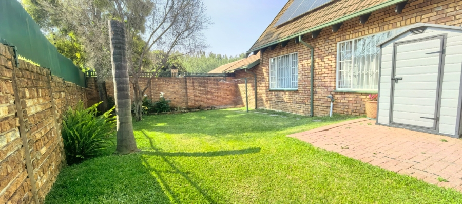 To Let  Bedroom Property for Rent in Garsfontein Gauteng