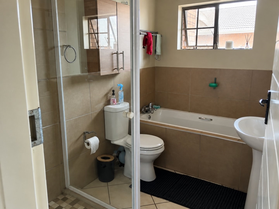 2 Bedroom Property for Sale in Noordwyk Gauteng