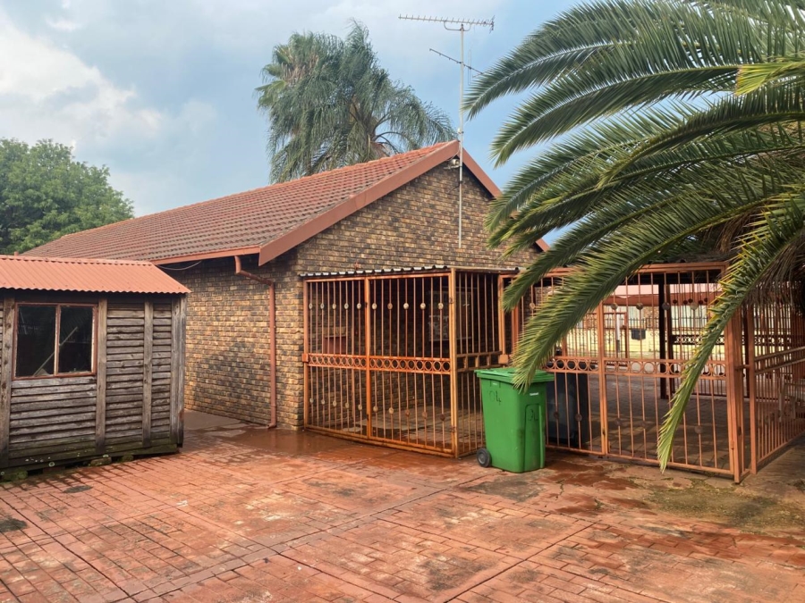 3 Bedroom Property for Sale in East Lynne Gauteng