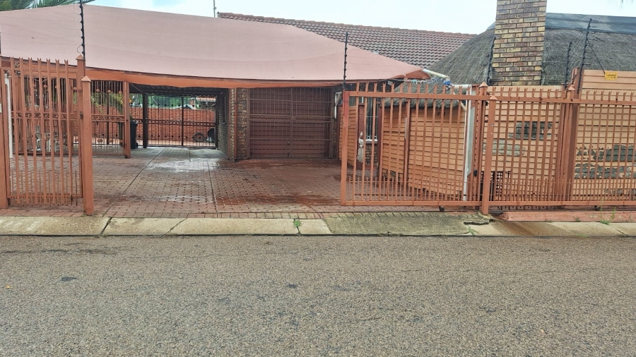 3 Bedroom Property for Sale in East Lynne Gauteng