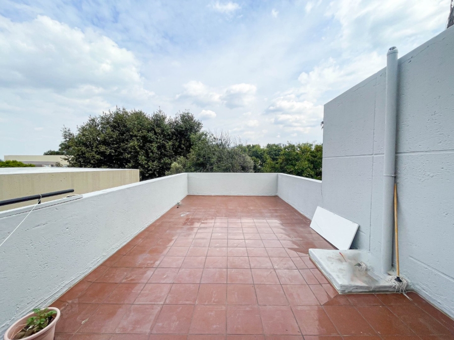 To Let 1 Bedroom Property for Rent in Sandown Gauteng