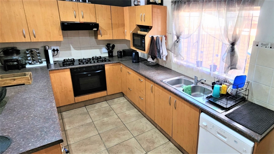 2 Bedroom Property for Sale in Kleinfontein A H Gauteng