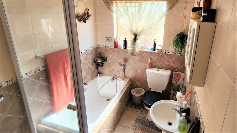 2 Bedroom Property for Sale in Kleinfontein A H Gauteng