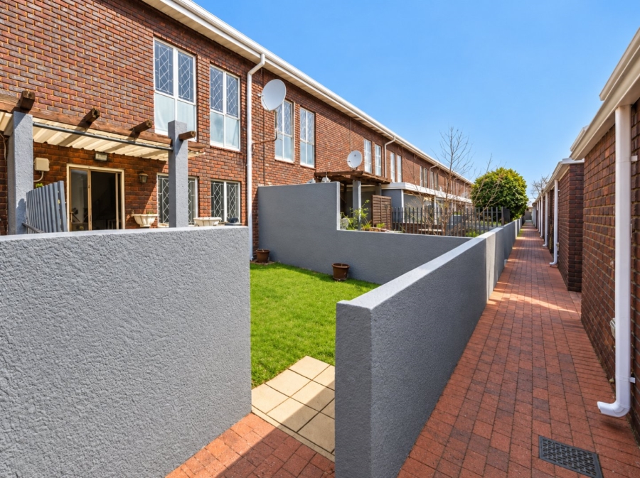 2 Bedroom Property for Sale in Dayanglen Gauteng