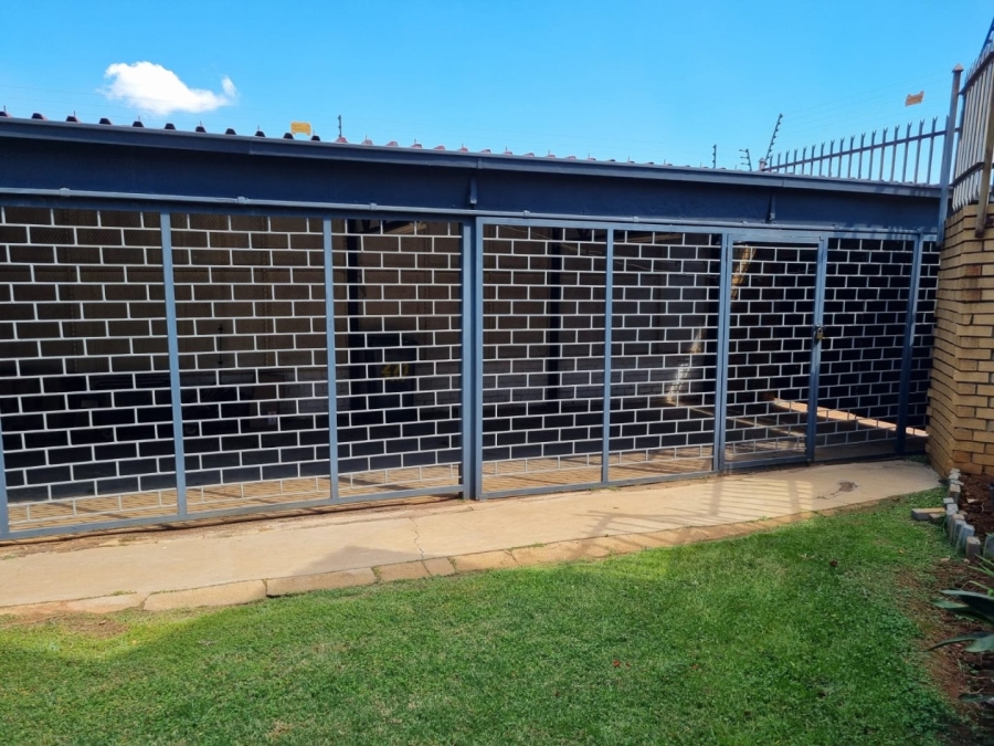 4 Bedroom Property for Sale in Laudium Gauteng