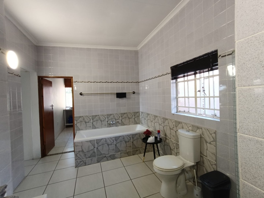 6 Bedroom Property for Sale in The Reeds Gauteng