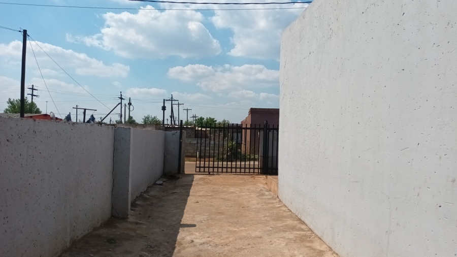 2 Bedroom Property for Sale in Zonkezizwe Gauteng