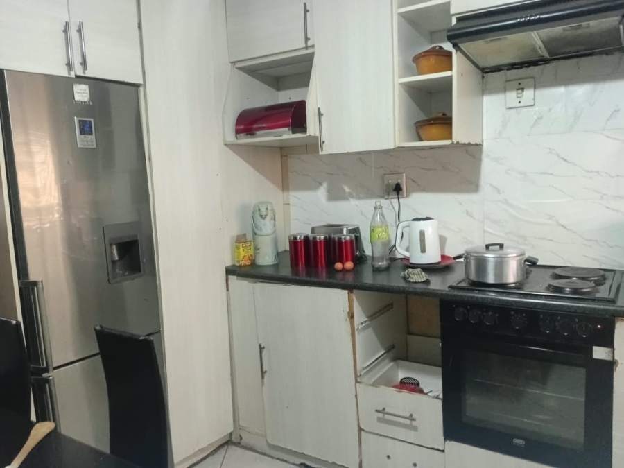 2 Bedroom Property for Sale in Zonkezizwe Gauteng