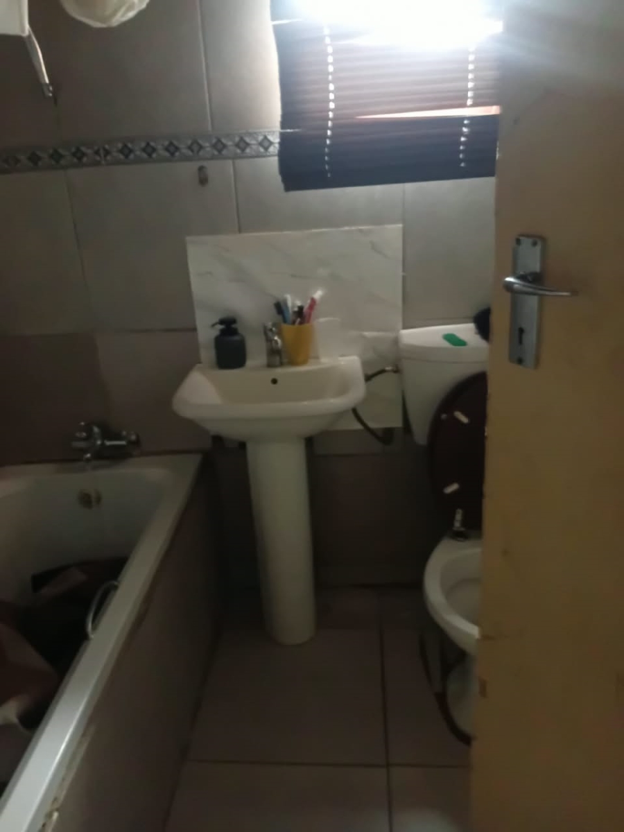 2 Bedroom Property for Sale in Zonkezizwe Gauteng