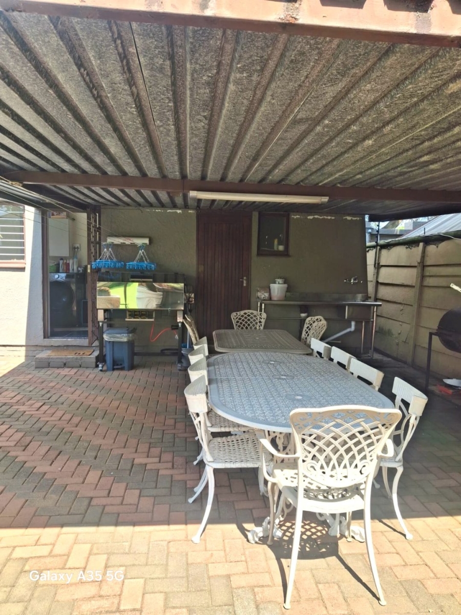 3 Bedroom Property for Sale in Farrarmere Gauteng