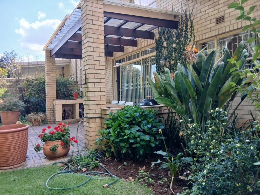 To Let 3 Bedroom Property for Rent in Illovo Gauteng