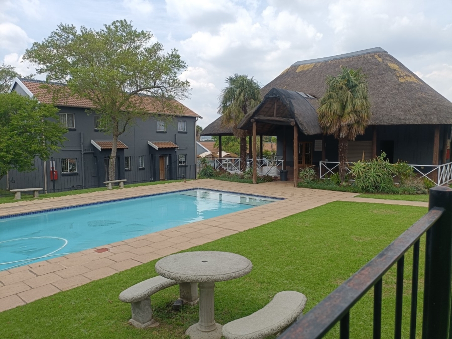 To Let 2 Bedroom Property for Rent in Greenstone Hill Gauteng