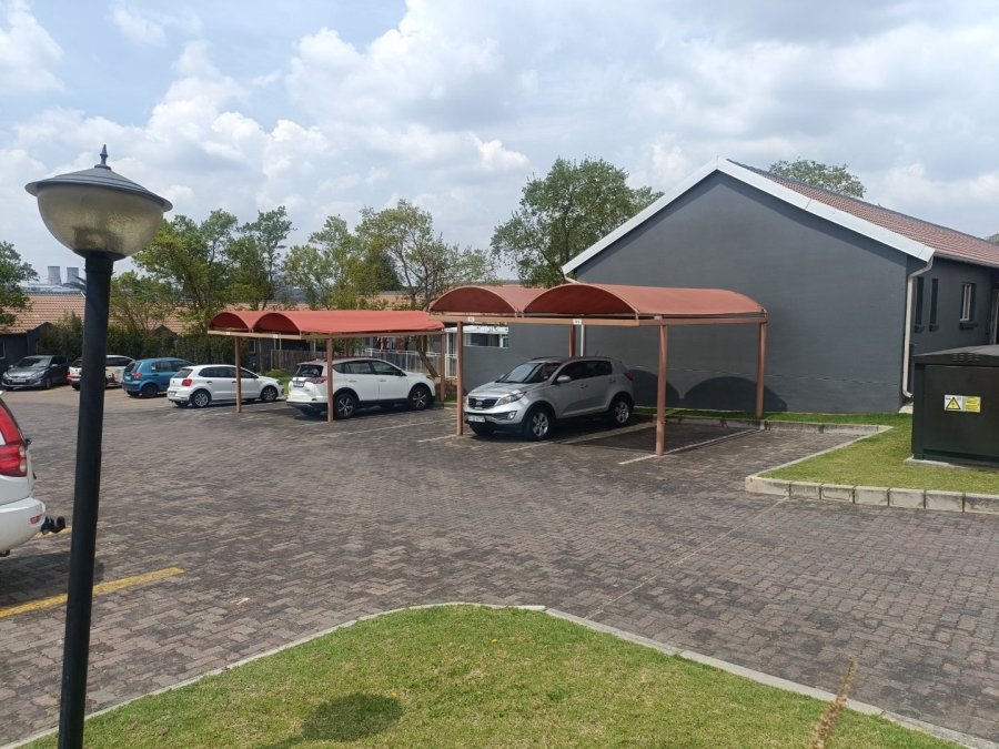 To Let 2 Bedroom Property for Rent in Greenstone Hill Gauteng