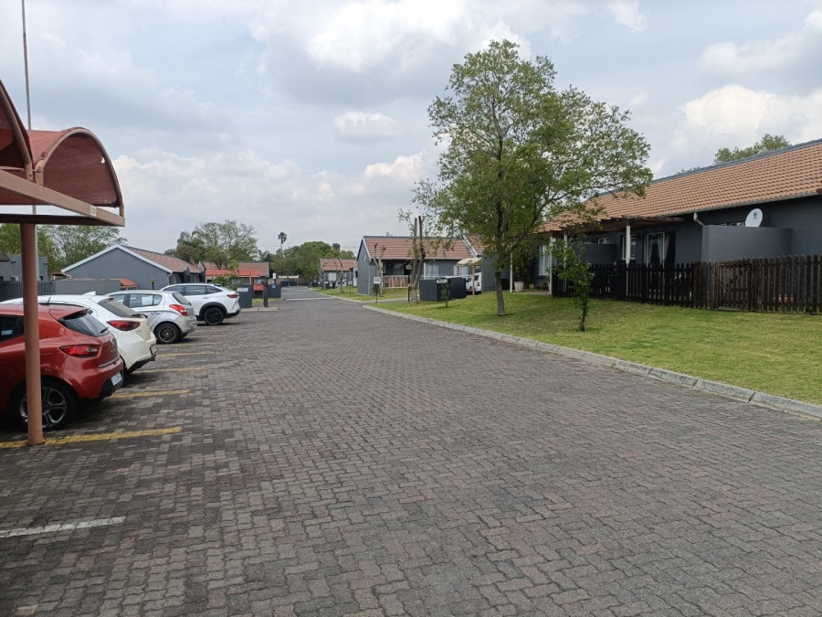To Let 2 Bedroom Property for Rent in Greenstone Hill Gauteng