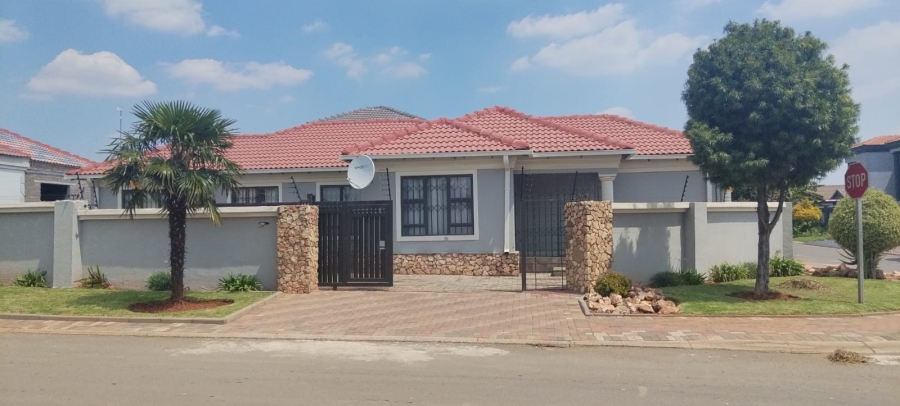  Bedroom Property for Sale in Birch Acres Gauteng