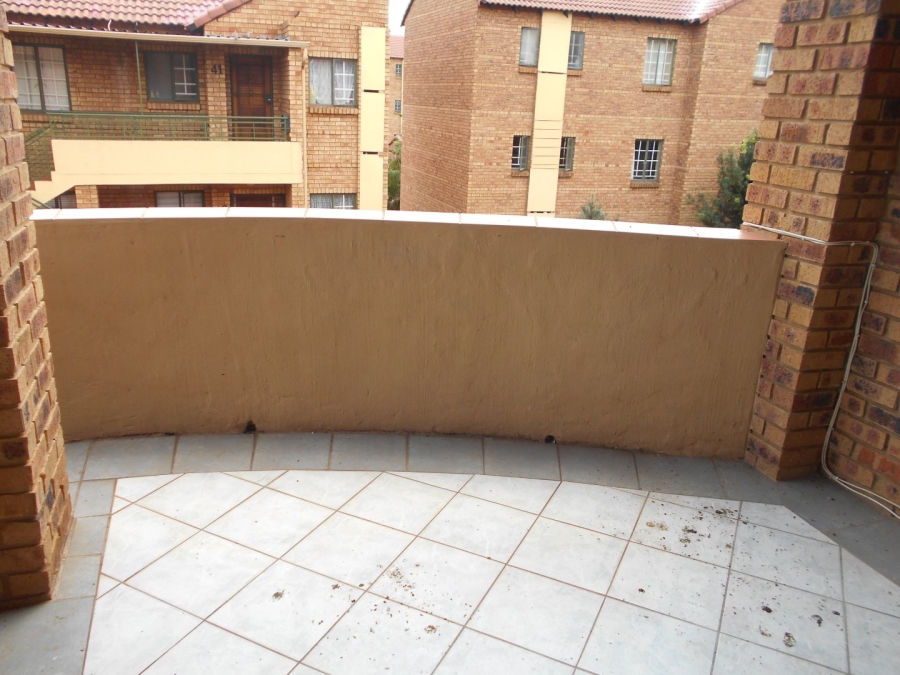 To Let 2 Bedroom Property for Rent in Die Hoewes Gauteng