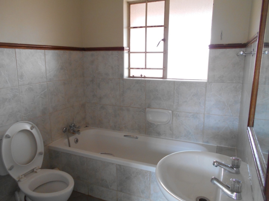 To Let 2 Bedroom Property for Rent in Die Hoewes Gauteng