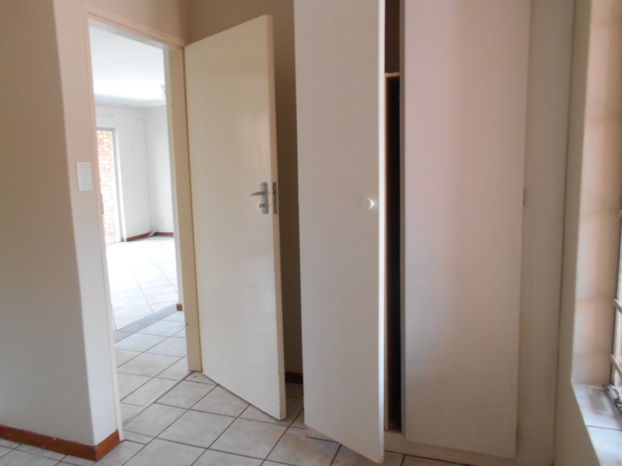 To Let 2 Bedroom Property for Rent in Die Hoewes Gauteng