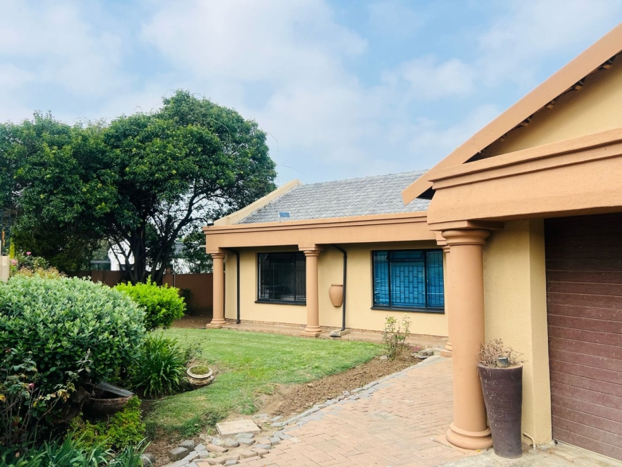To Let 3 Bedroom Property for Rent in Brackendowns Gauteng
