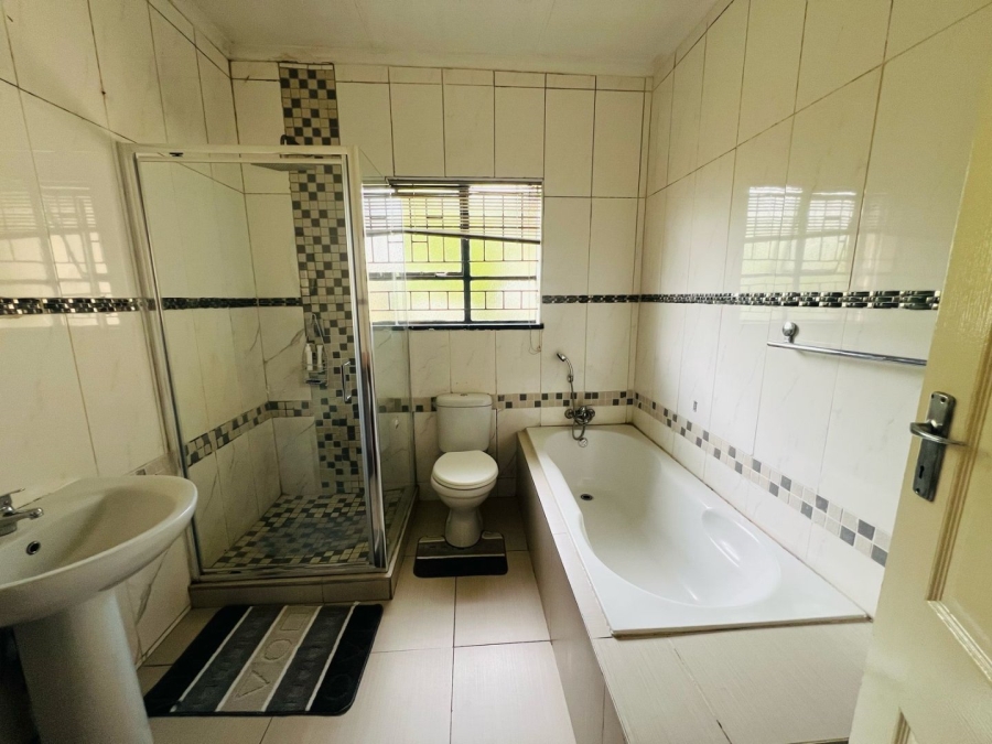 To Let 3 Bedroom Property for Rent in Brackendowns Gauteng