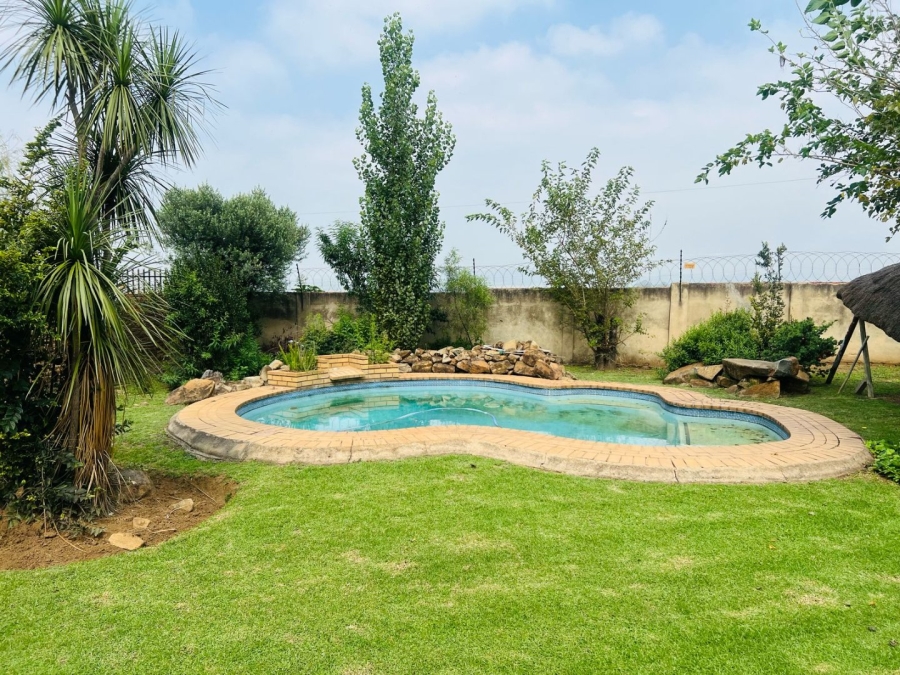 To Let 3 Bedroom Property for Rent in Brackendowns Gauteng