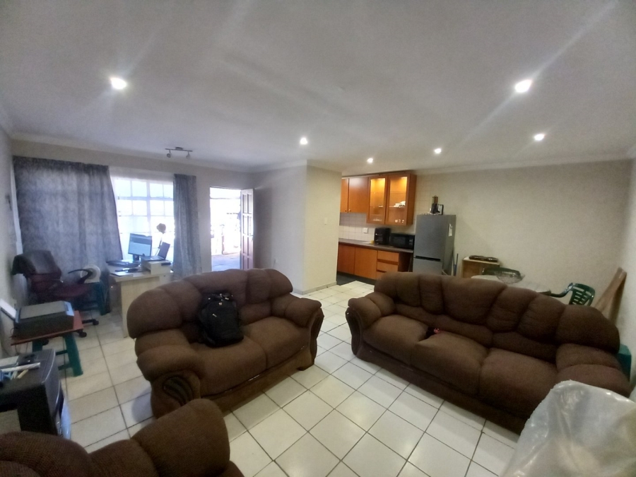 To Let 2 Bedroom Property for Rent in Glen Austin Gauteng